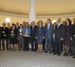 Fotografía de grupo de Doña Sofía con las autoridades y ponentes del I Simposio Internacional "Avances en la Investigación Sociosanitaria en la E